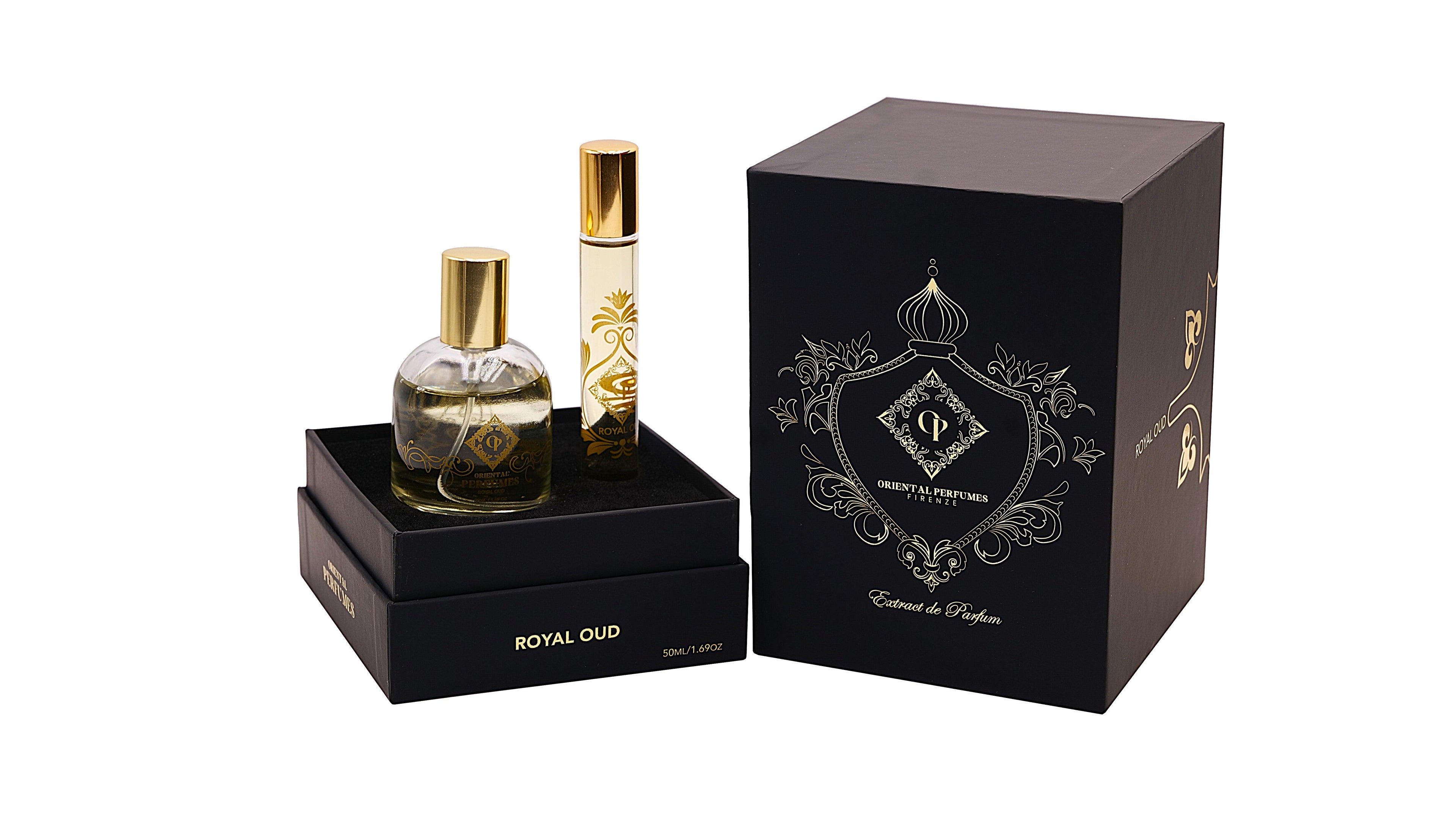 Presentazione del set Royal Oud 50ml di Oriental Perfumes Firenze, con l'elegante bottiglia in vetro e la fiala da viaggio adagiate nella base espositiva premium accanto alla scatola con dettagli in oro.